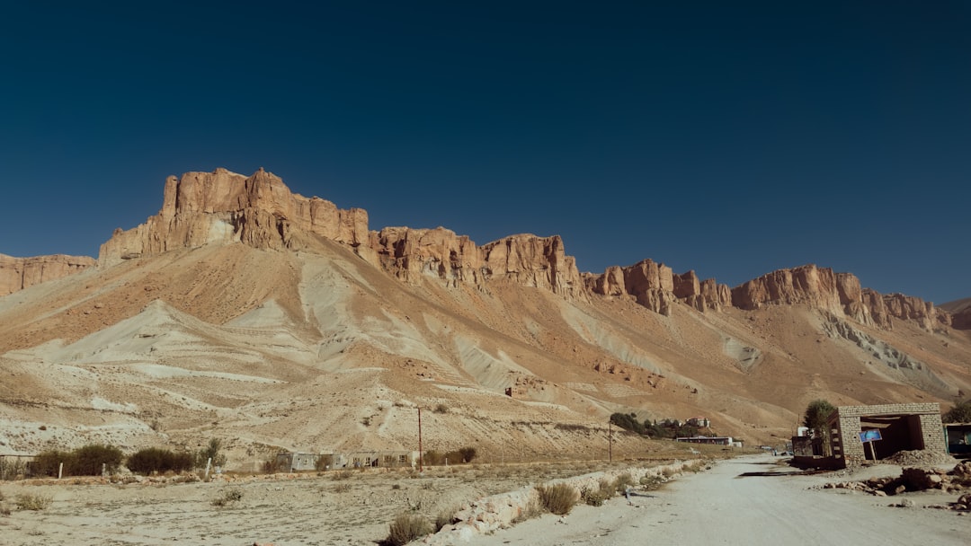 Canyon Minimal Puffer Jacket Stylish Outdoor Adventure Wear Winter Warm